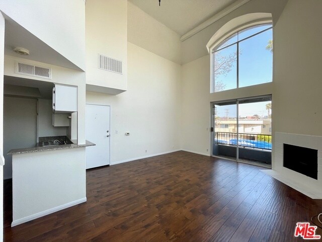 Building Photo - 1529 S Bundy Dr