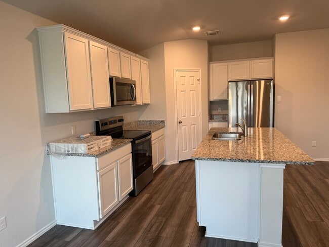 Foto del edificio - One Year Young 3 Br/2 Ba Home in the Clear...