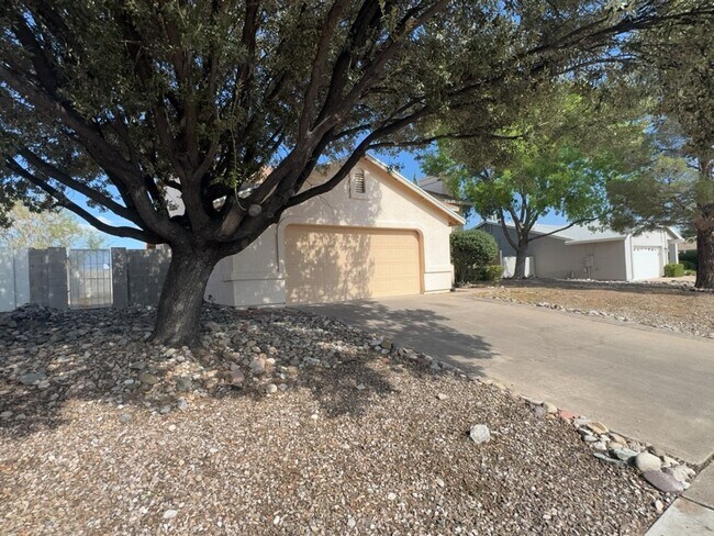 Building Photo - Great two story, 3 bedroom, 2.5 bath home