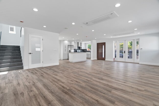 Building Photo - Spacious 3BR NoHo Home w/ Luxury European Finishes