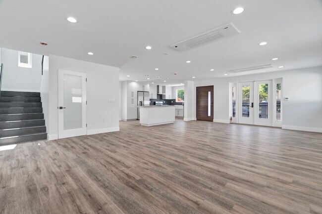 Foto del edificio - Spacious 3BR NoHo Home w/ Luxury European Finishes