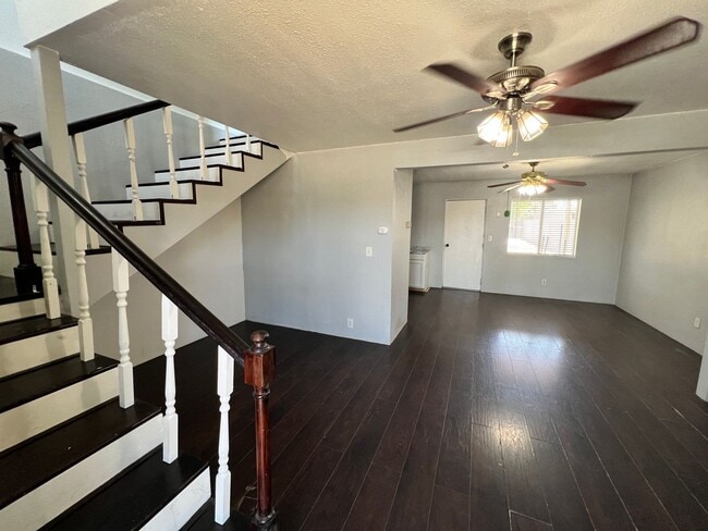 Foto del edificio - 2 Story, 2 Bedrooms, 2 Bath home with larg...