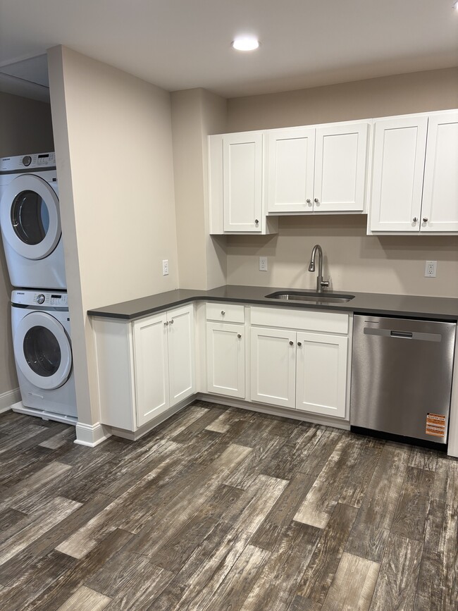 In unit washer and dryer - 905 N Orange St