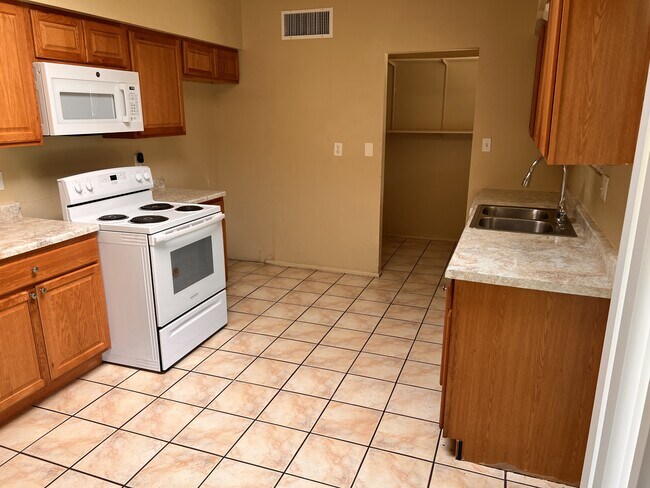 Building Photo - 2818 N Eastgate Dr
