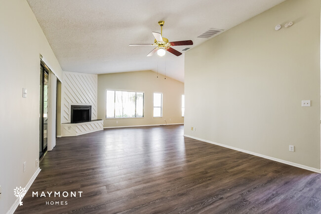 Foto del edificio - 2-Bedroom Home with Sunroom