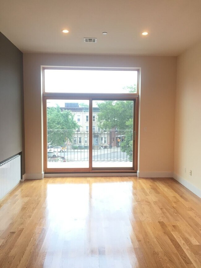 Foto del edificio - 244 Frost St