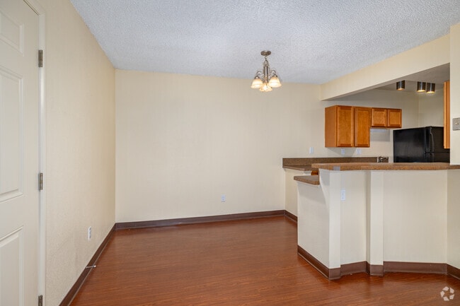 1BR, 1BA - 660SF - Dining Room - Maplewood Apartments