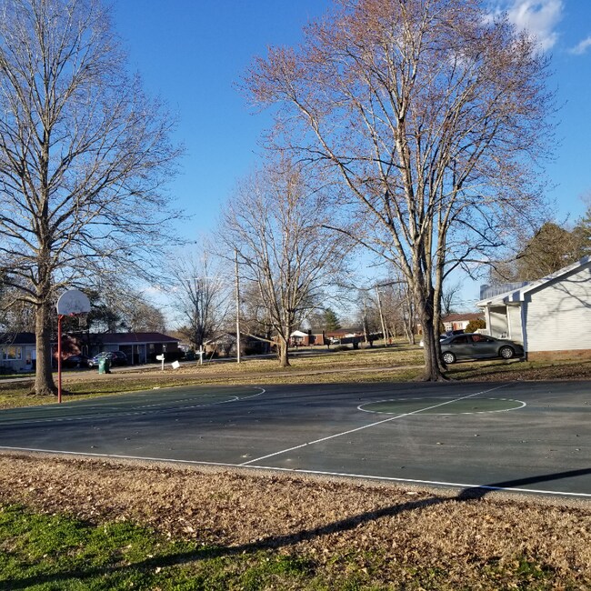Building Photo - 831 Abernathy Dr