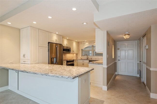 Building Photo - 5100 Bayview Dr