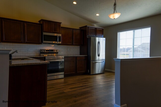 Cocina de la planta principal - 8297 W Sturtevant Ave