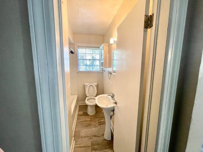 Building Photo - Stunning 3-bedroom single family home in N...