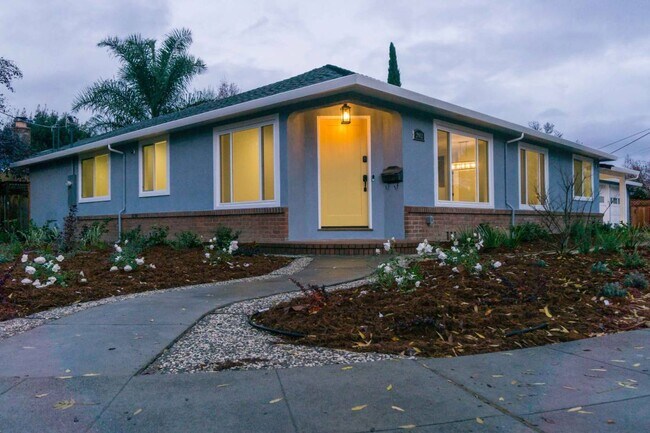 Building Photo - 2062 Newport Ave