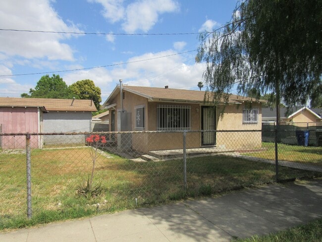 Building Photo - 607 S Plum Ave