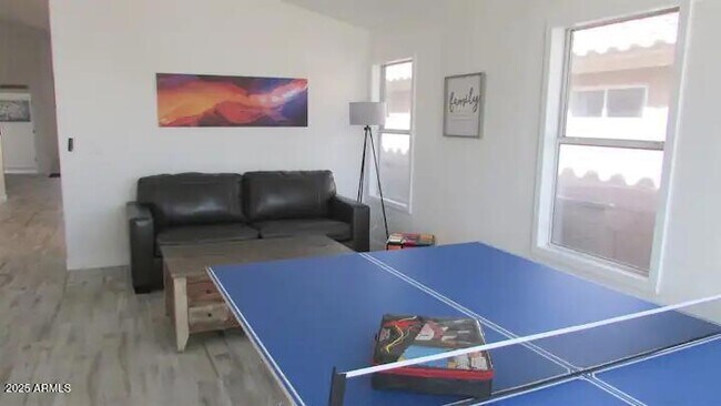 Foto del edificio - 8620 W Paradise Ln
