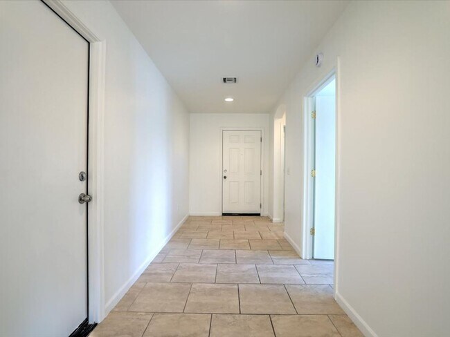 Foto del edificio - 3 Bedroom 2 Bathroom with SOLAR !