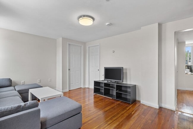 Building Photo - 528 Medford St