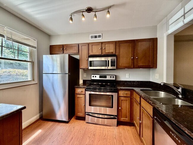 Building Photo - 1207 Green Oaks Ln