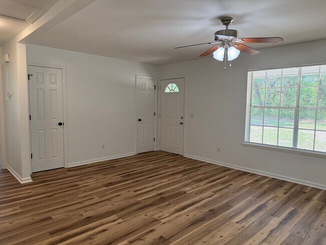 Foto del edificio - Private Country Setting 2 Bedroom/ 1 Bath Brick Home w/ Storage Shed and Fenced Yard- No HOA