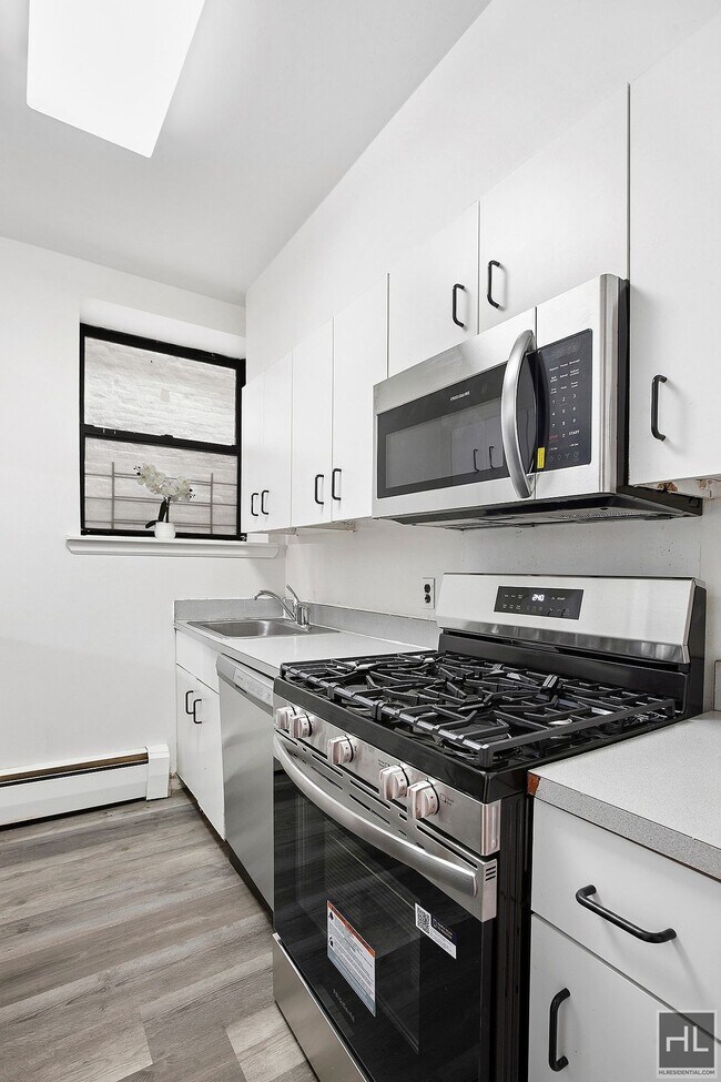 Foto del edificio - Steps to Central Park & Subways: Massive Kingsize 1BR at St Nicholas Court Condominium