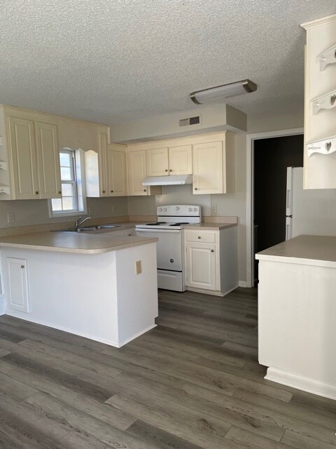 Kitchen - 141 Tap Ln