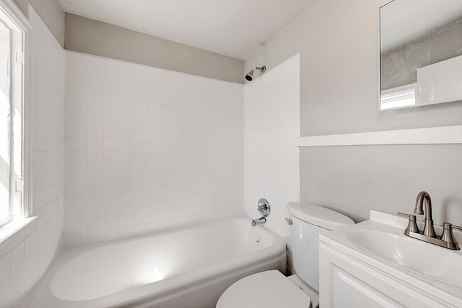 Building Photo - ? Only $899! Modern 1st-Floor Apartment with  $500 OFF Your First Month ?