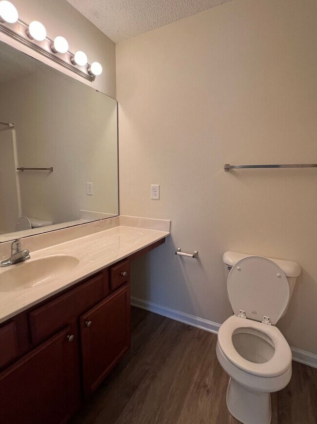 Building Photo - Nice 2 bedroom, 2.5 townhouse