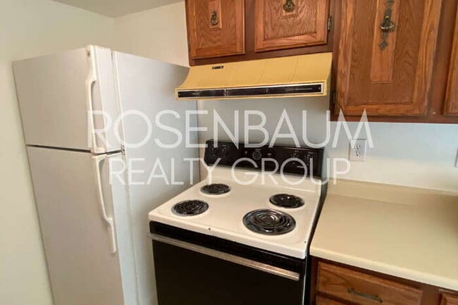 Building Photo - 2625 N Alvernon Way