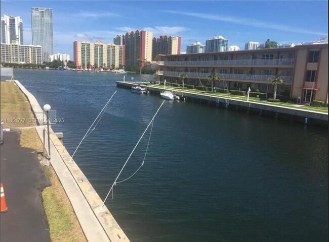 Foto del edificio - 3944 NE 167th St