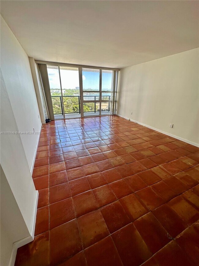 Foto del edificio - 600 NE 36th St