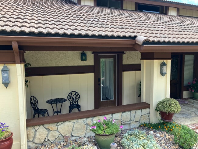 PRIVATE ENTRANCE - 651 Paseo Vista