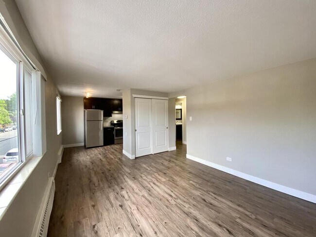 Building Photo - 569 S Forest St