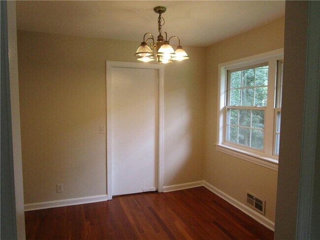 Building Photo - 1147 Enota Cir NE