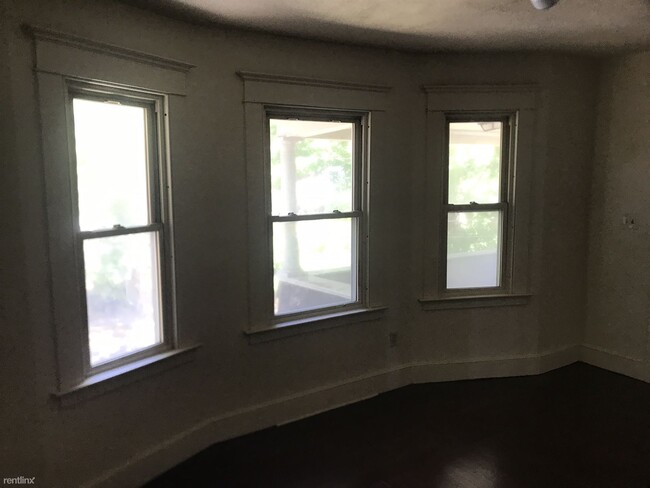 Building Photo - 3 br, 1 bath Triplex - 35 Irvington St 2