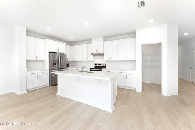 Foto del edificio - 693 Panther Lk Pkwy