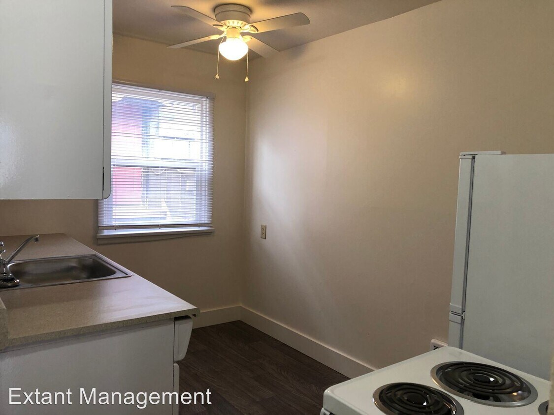 Building Photo - 220 S Elm St