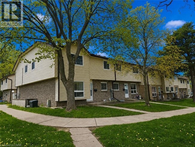 Building Photo - 451 Albert St
