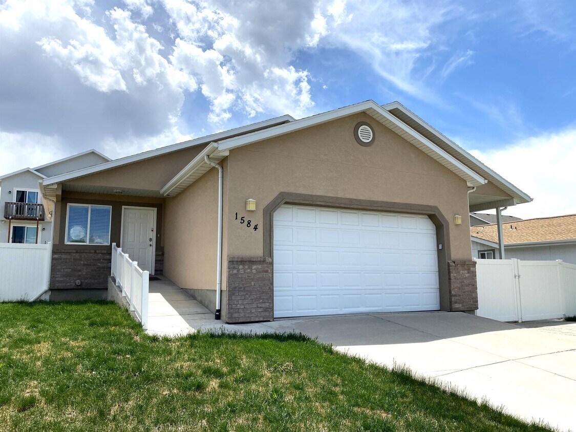 Foto principal - 1584 E Ridgefield Rd