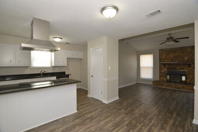 Foto del edificio - Renovated 3 Bed/2 Bath w/ Large Fenced Back Yard