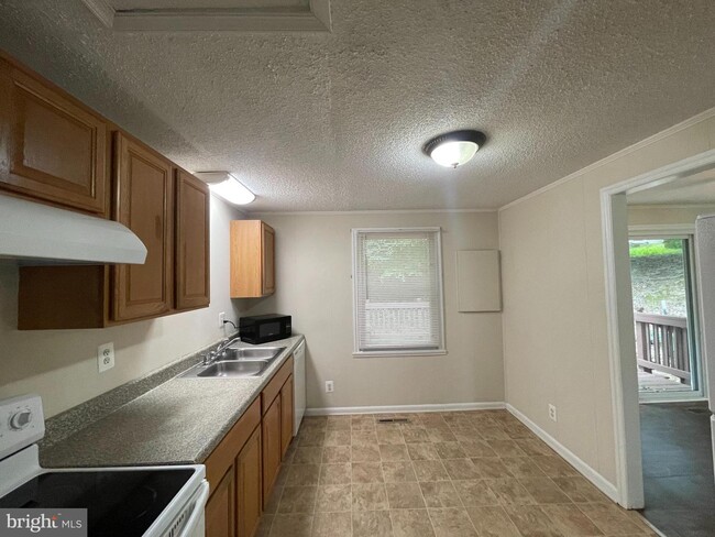Building Photo - 6024 Loriella Park Dr