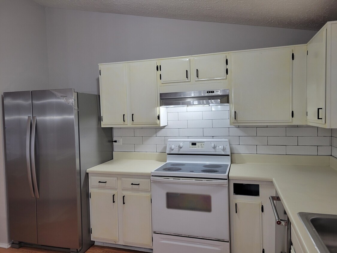 Kitchen - 12 Jackson Ct W