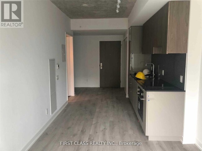 Building Photo - 161-161 Roehampton Ave