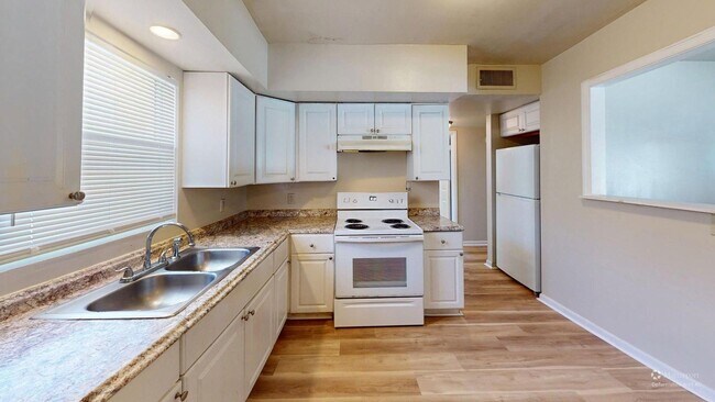 Foto del edificio - Beautiful 4 bedroom ,2 bathrooms .