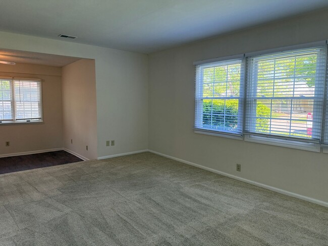 Building Photo - Cozy 2 Bedroom Home