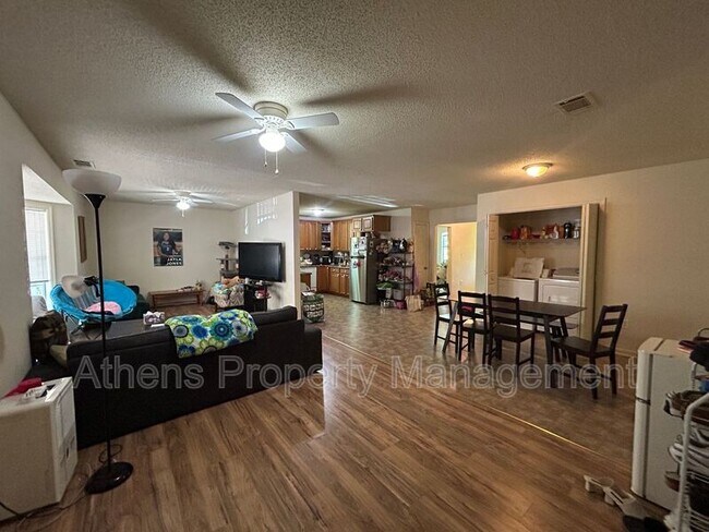 Foto del edificio - 1824 Cedar Shoals Dr