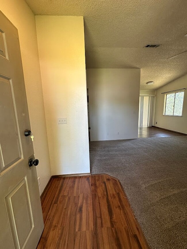 Foto del edificio - Well maintained home on 1.14 acres - Landscaping included!