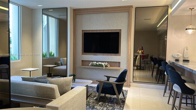 Building Photo - 888 Brickell Key Dr