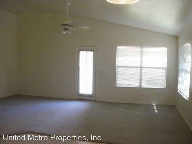 Building Photo - 2033 S Rowen