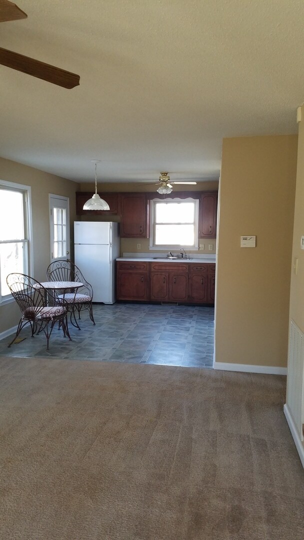 Building Photo - Cute 3 Bed/1 & 1/2 Bath, House located in the heart of St. B!
