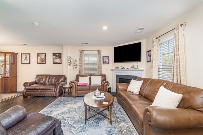 Foto del edificio - MOVE-IN READY!