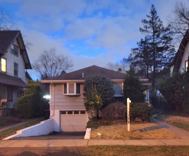 Foto del edificio - 105 Oaktree Pl